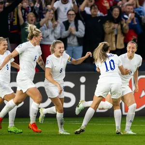 Lucy Bronze (r.) feiert ihr Tor zum 2:0 gegen Schweden.
