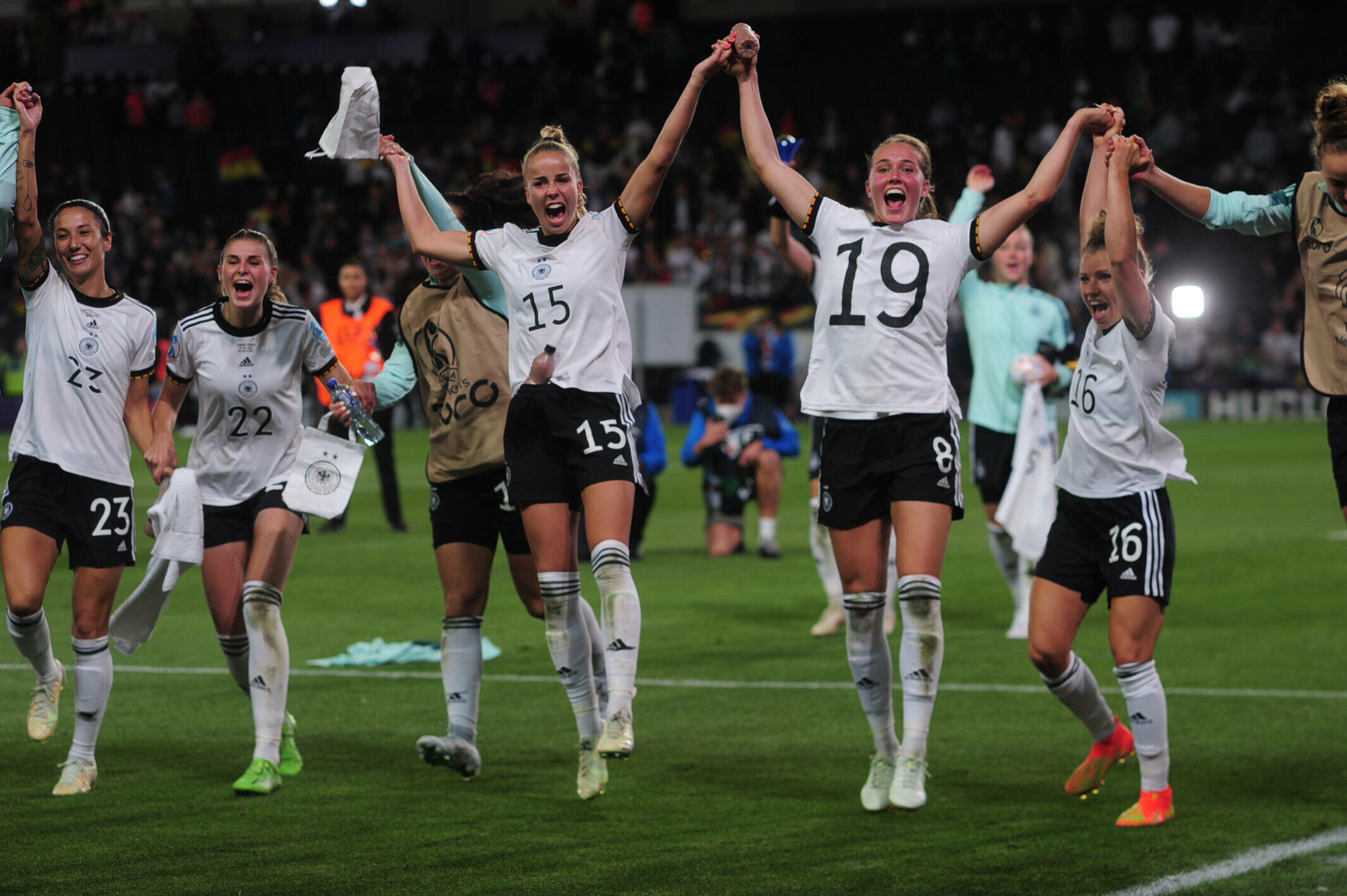 Sie freuen sich auf Wembley: die deutschen Fußball-Frauen.
