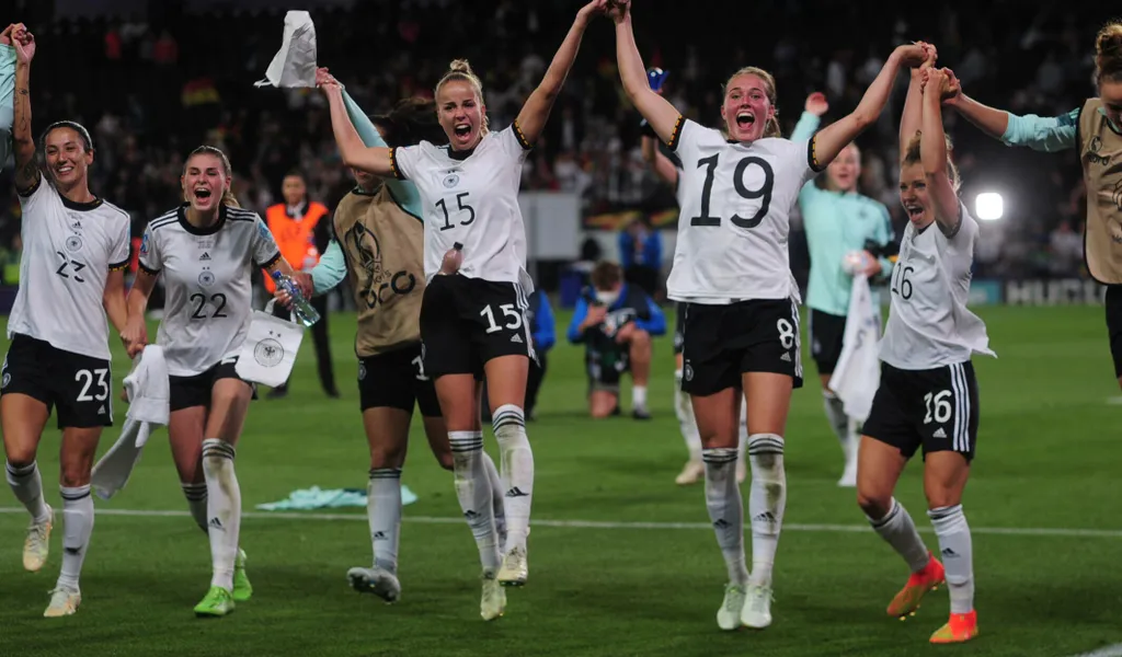 Sie freuen sich auf Wembley: die deutschen Fußball-Frauen.
