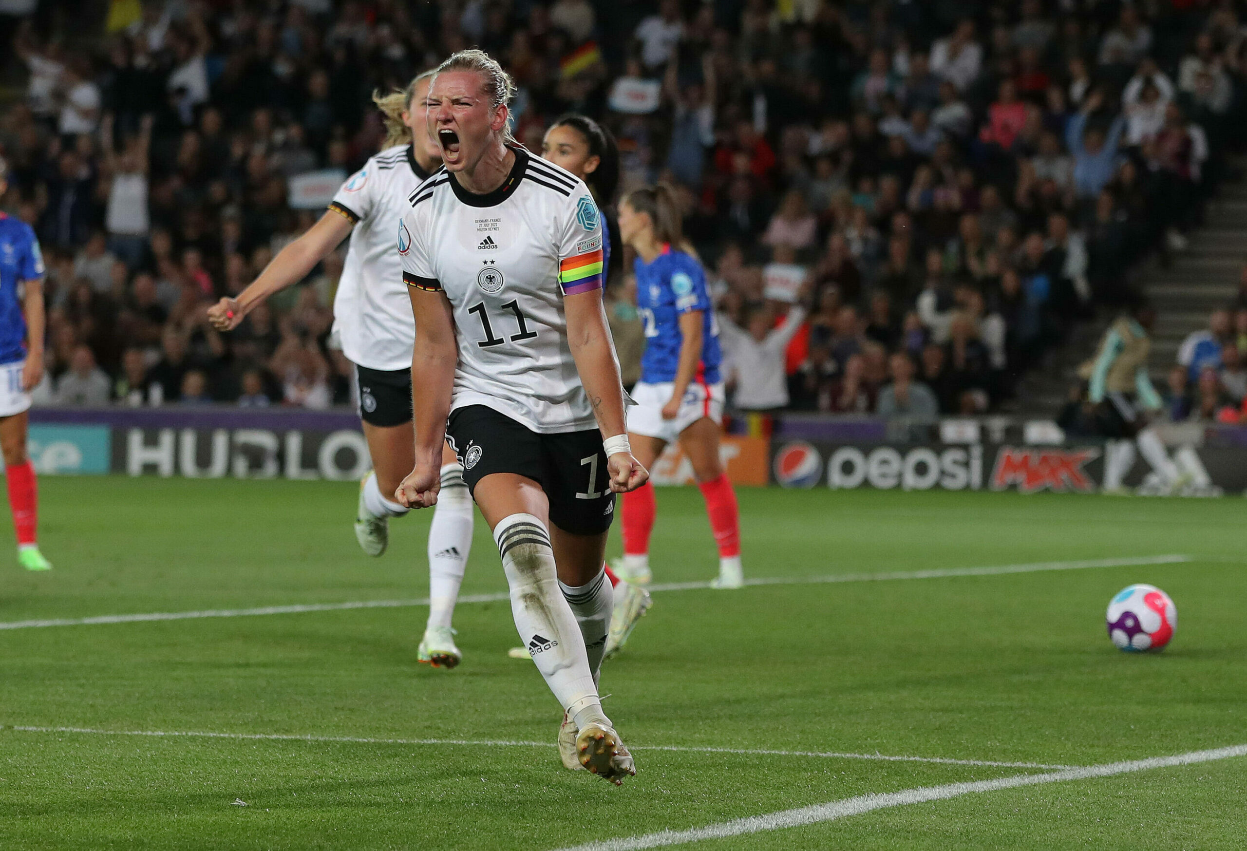 Alexandra Popp führte Deutschland mit ihrem Doppelpack gegen Frankreich ins EM-Finale gegen England.