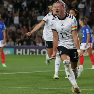Alexandra Popp führte Deutschland mit ihrem Doppelpack gegen Frankreich ins EM-Finale gegen England.