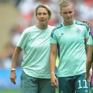 Alexandra Popp brach das Aufwärmen vor dem Finale ab und musste von Bundestrainer Martina Voss-Tecklenburg getröstet werden.