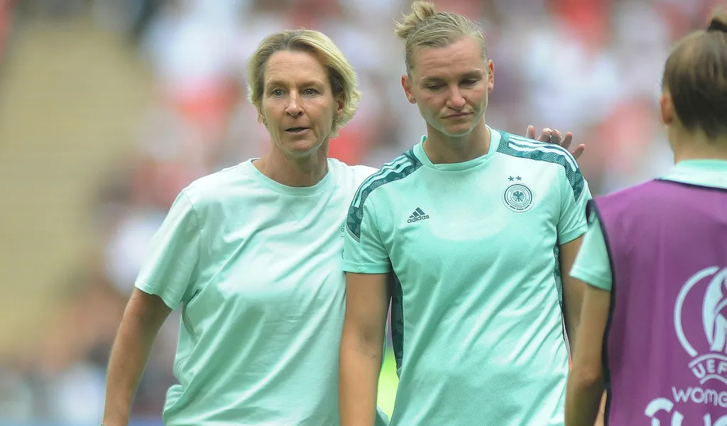 Alexandra Popp brach das Aufwärmen vor dem Finale ab und musste von Bundestrainer Martina Voss-Tecklenburg getröstet werden.