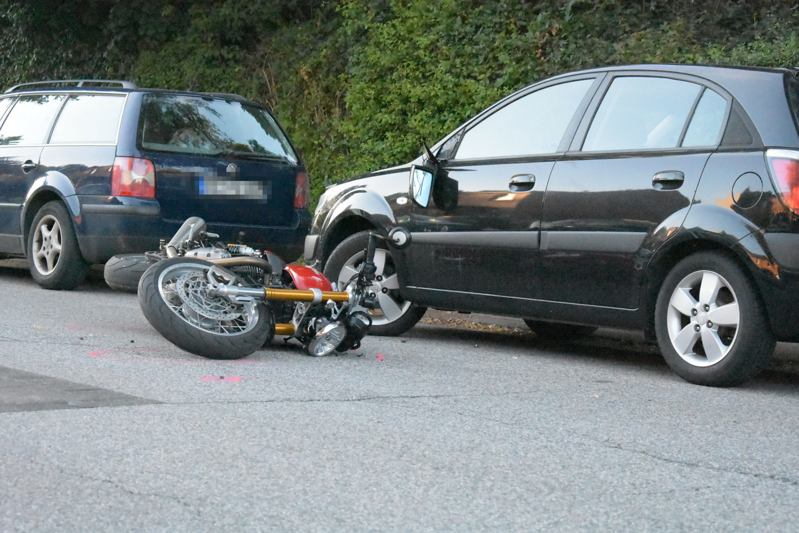 Motorradfahrer rast in geparktes Auto und wird schwer verletzt.