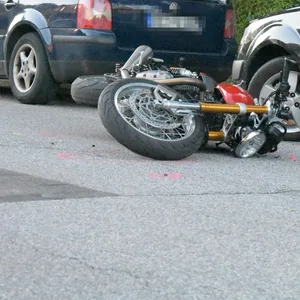 Motorradfahrer rast in geparktes Auto und wird schwer verletzt.