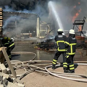 Feuerwehrkräfte löschen die brennende Werkshalle in Hamburg-Altengamme.