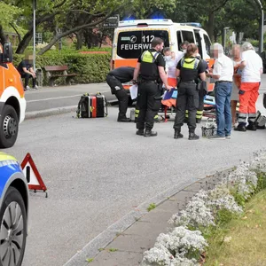 Polizisten am Unfallort in Ohlsdorf.