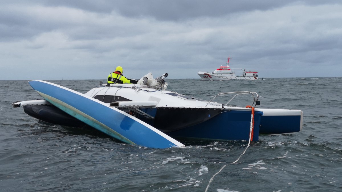 Notfall in der Nordsee – Mast von Trimaran abgerissenTrimaran