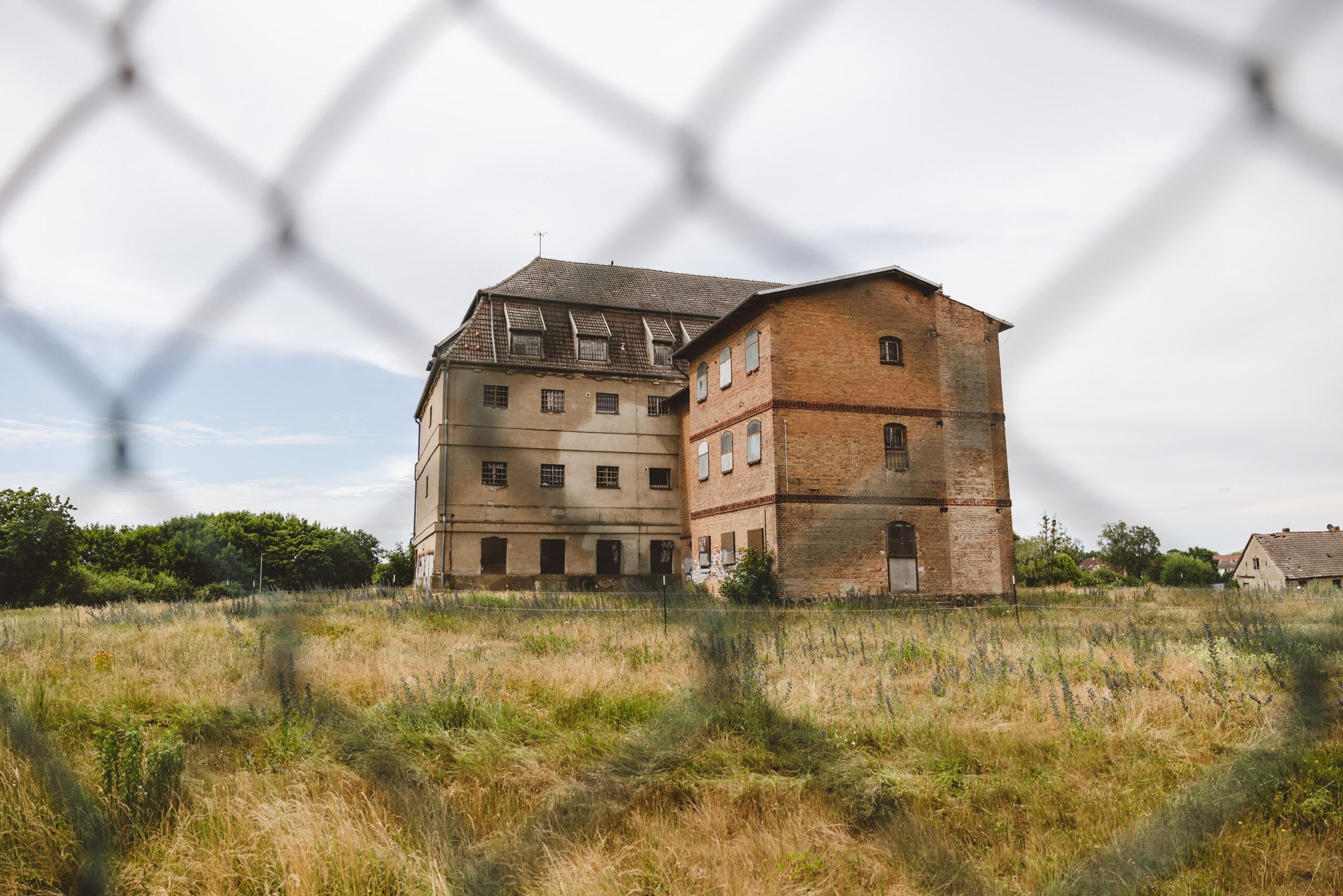 Das Hafthaus des ehemaligen Gefängnis Altstrelitz ist heute eingezäunt.