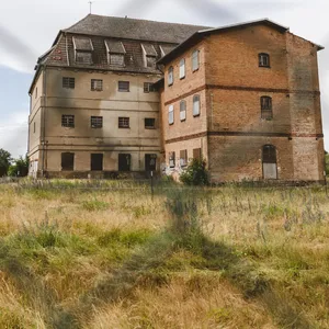Das Hafthaus des ehemaligen Gefängnis Altstrelitz ist heute eingezäunt.