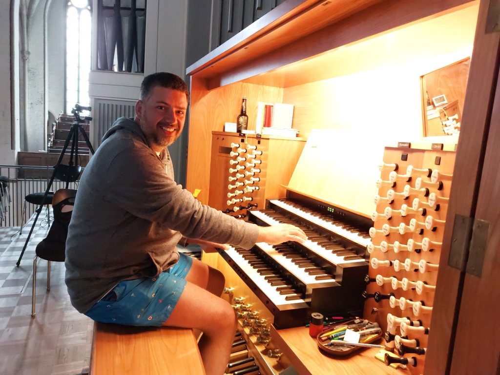 Radim Brixí an der Orgel.