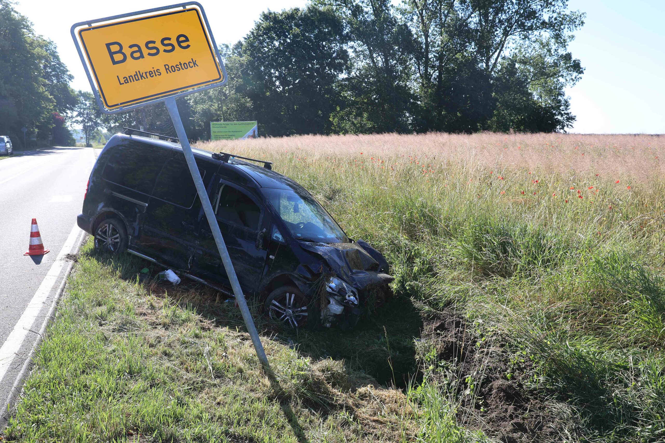 Der VW Caddy im Graben bei Basse. Der Fahrer irrte nach dem Unfall offenbar durchs angrenzende Feld.
