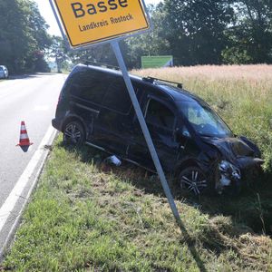 Der VW Caddy im Graben bei Basse. Der Fahrer irrte nach dem Unfall offenbar durchs angrenzende Feld.