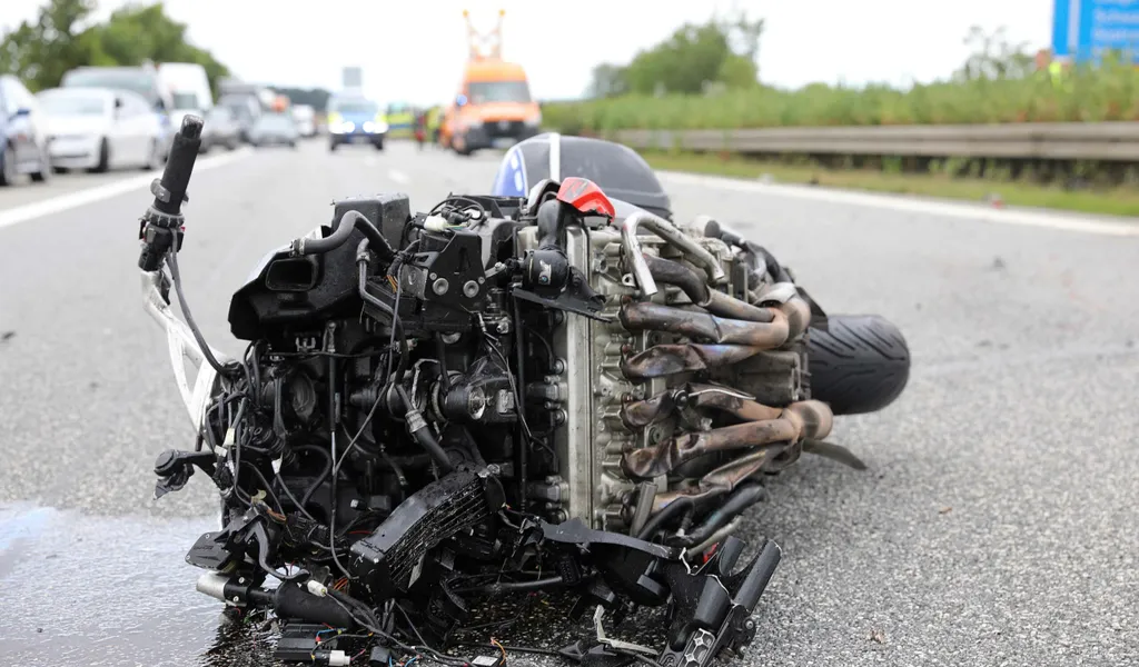 Bei Rostock: Motorradfahrer stirbt nach Crash mit Tanklastzung