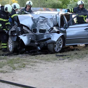 Polizei- und Feuerwehrkräfte am total zerstörten BMW. Die Insassen kamen verletzt ins Krankenhaus.
