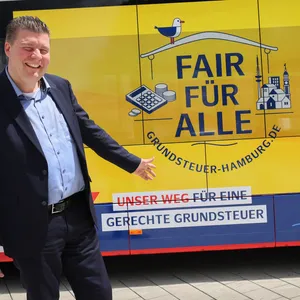 Hamburgs Finanzsenator Andreas Dressel (SPD) am „Grundsteuer-Bus“.