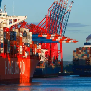 Der Warnstreik im Hafen hat zu einem Mega-Containerschiff-Stau geführt.