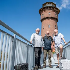 Klaas Bakker (v. l.), Werner Tapper und Gregor Ulsamer vom Verein Watertoorn Börkum stehen vor dem historischen Wasserturm.
