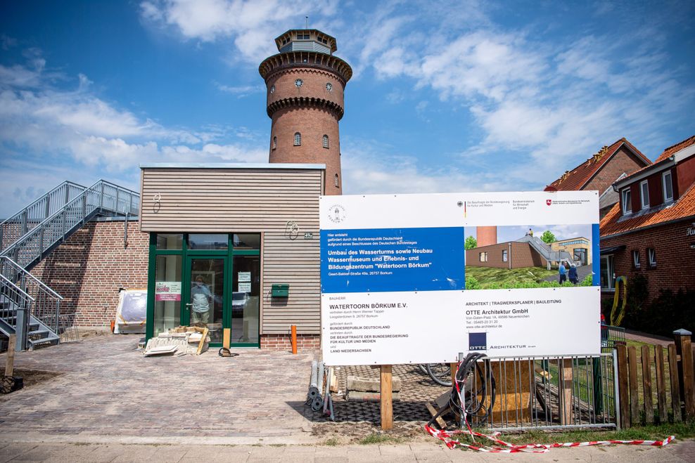 Der historische Wasserturm der ostfriesischen Insel Borkum mit dem Neubau.