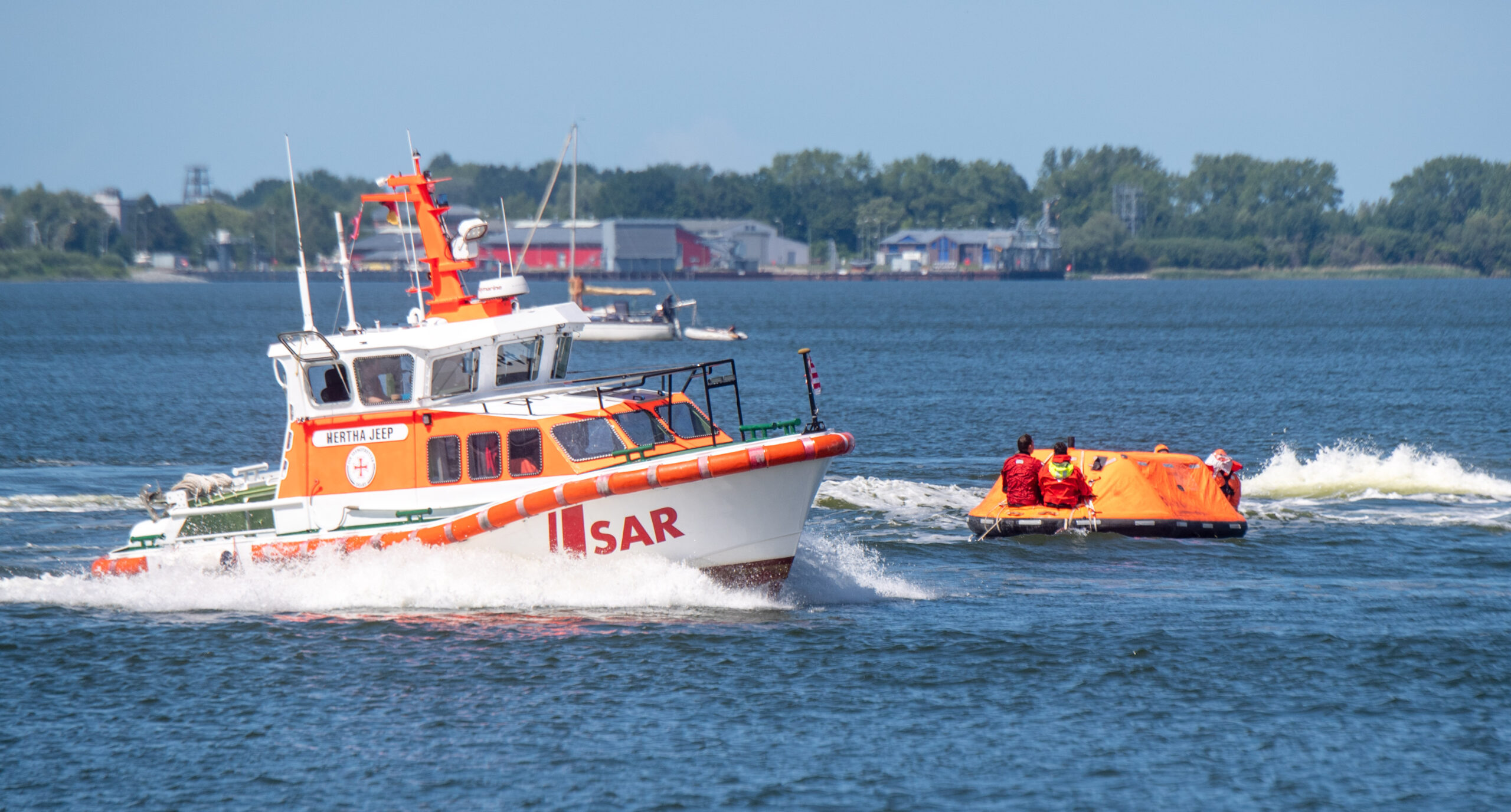 Das Seenotrettungsboot Hertha Jeep der DGzRS fährt vor der Sundpromenade bei den Hafentagen in Stralsund. (Archivbild)