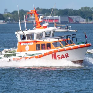 Das Seenotrettungsboot Hertha Jeep der DGzRS fährt vor der Sundpromenade bei den Hafentagen in Stralsund. (Archivbild)