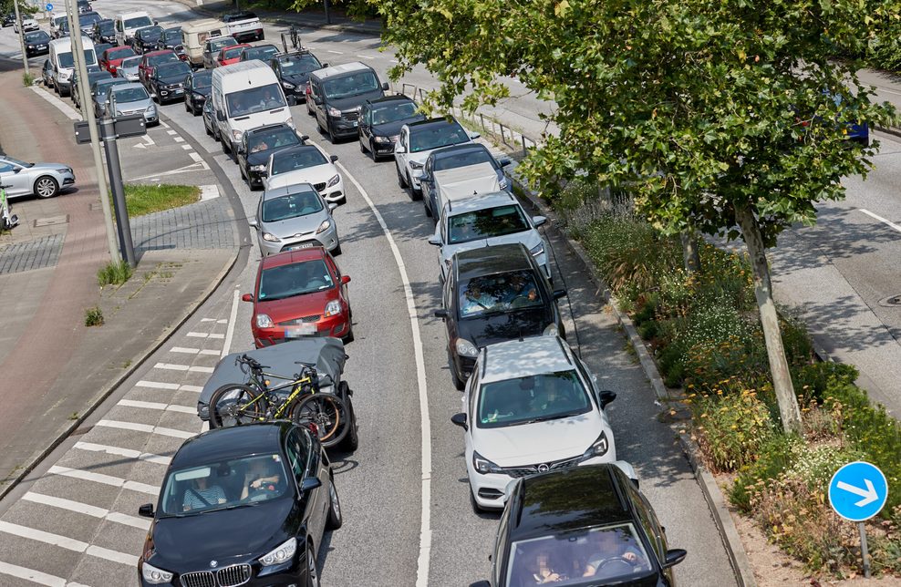 Der umgeleitete Verkehr staut sich auf der Buxtehuder Straße in Hamburg-Harburg.
