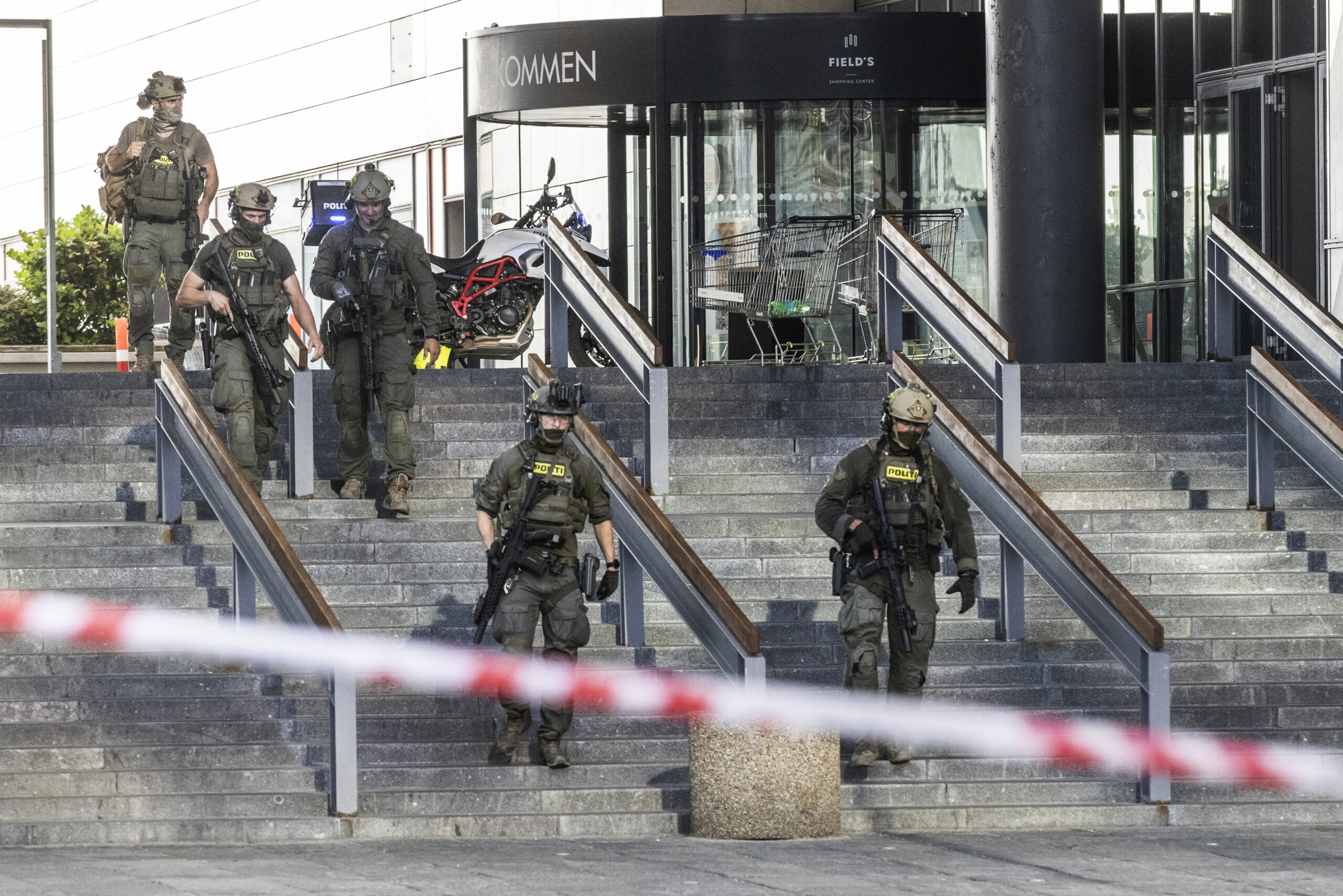 Polizisten vor dem Einkaufszentrum Field‘s in Kopenhagen