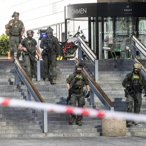 Polizisten vor dem Einkaufszentrum Field‘s in Kopenhagen