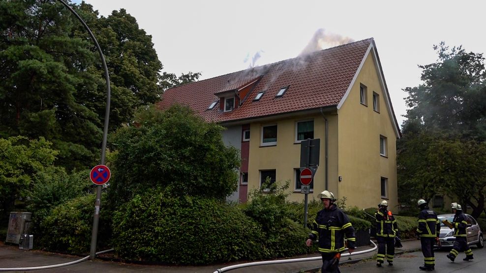 Am frühen Donnerstagabend krachte ein Blitz in ein Mehrfamilienhaus in Heimfeld.