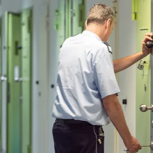 Wollte eine Insassin in Hildesheim Justizvollzugsbeamte als Geiseln nehmen? (Symbolbild)