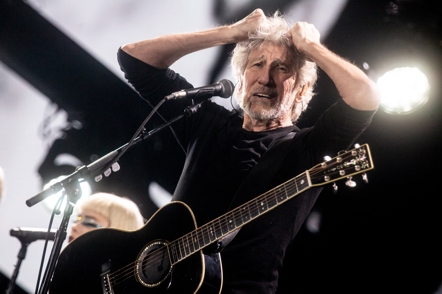 Roger Waters rauft sich auf der Bühne die Haare