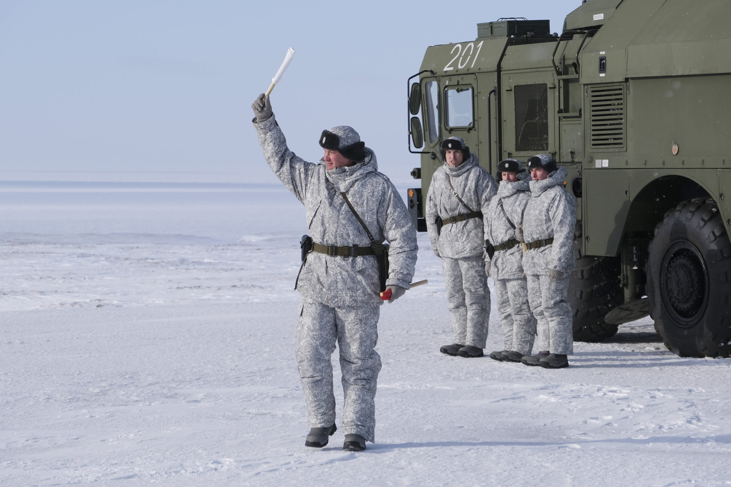 Russische Soldaten üben auf der arktischen Insel Kotelny mit einem Raketenwerfer.