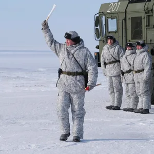 Russische Soldaten üben auf der arktischen Insel Kotelny mit einem Raketenwerfer.