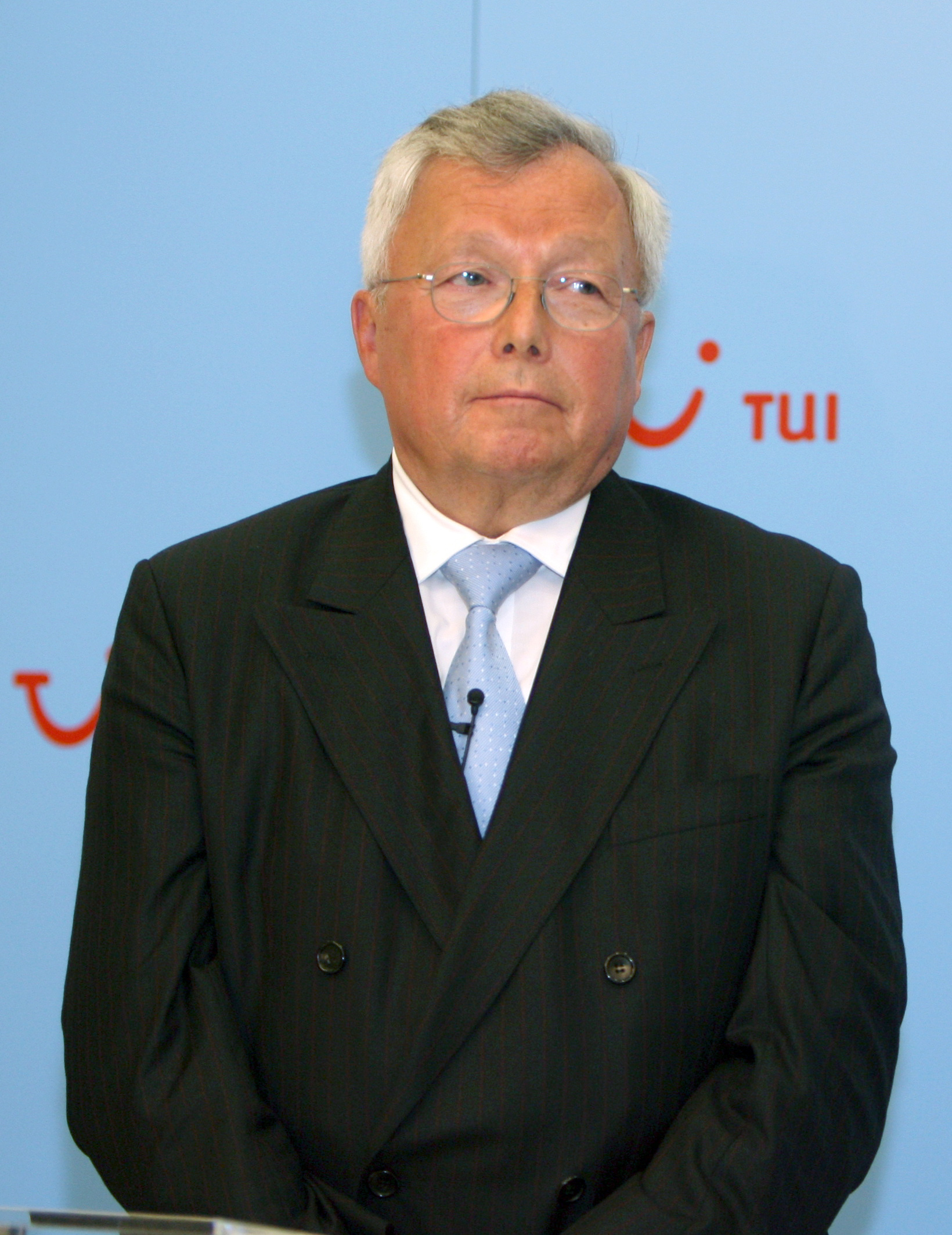 Warburg Bank-Gesellschafter Christian Olearius blickt während einer Pressekonferenz in Richtung der Medienvertreter. (Archivbild von 2008)