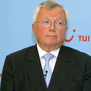 Warburg Bank-Gesellschafter Christian Olearius blickt während einer Pressekonferenz in Richtung der Medienvertreter. (Archivbild von 2008)