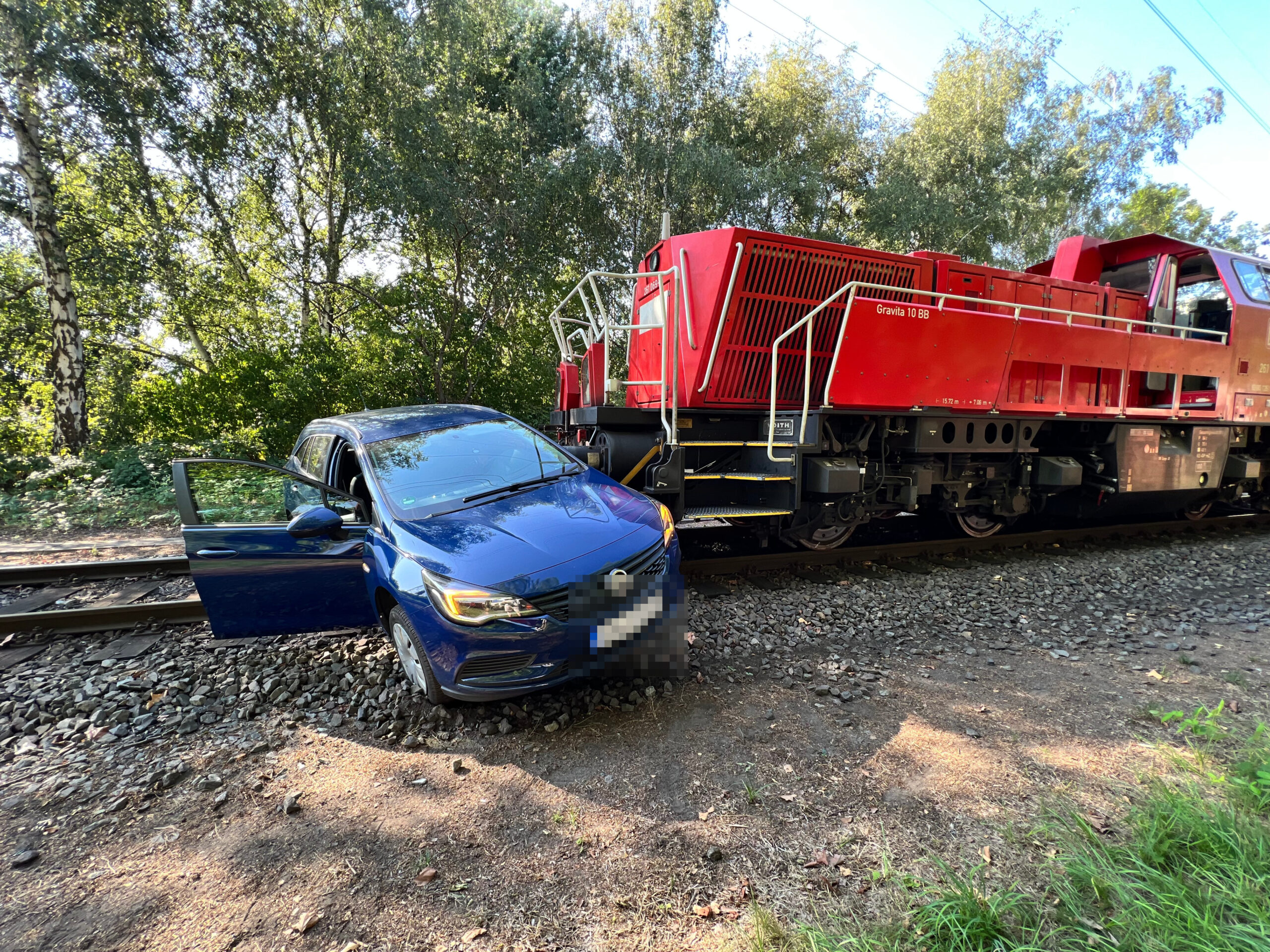 Am Mittwoch kam es zu einem Zusammenstoß zwischen einem Auto und einem Zug.