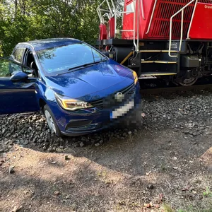 Am Mittwoch kam es zu einem Zusammenstoß zwischen einem Auto und einem Zug.