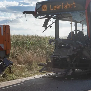 Bus auf Lkw aufgefahren – ein Toter und zwei Verletzte im Norden