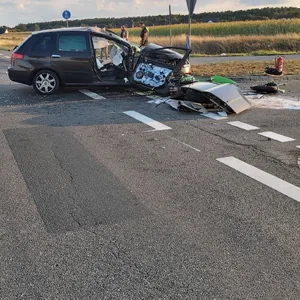 Trümmerteile liegen auf der Landstraße: Durch die Wucht des Aufpralls erlitt der Motorradfahrer tödliche Verletzungen.
