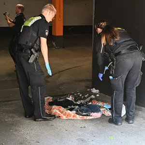 In Hamburg: Arzt überrollt Obdachlose mit seinem Auto – Lebensgefahr