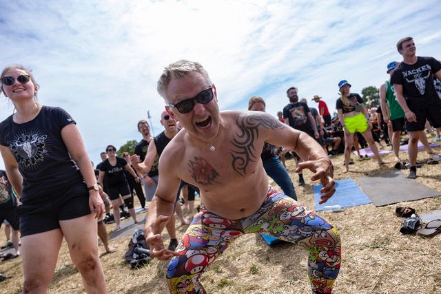Peter (44) bereitet sich mit Metal-Yoga auf die kommenden Festival-Tage vor.