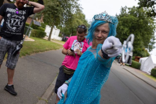 Der Münchener (30) ist während der Festivaltage „Elsa“, eine Prinzessin.