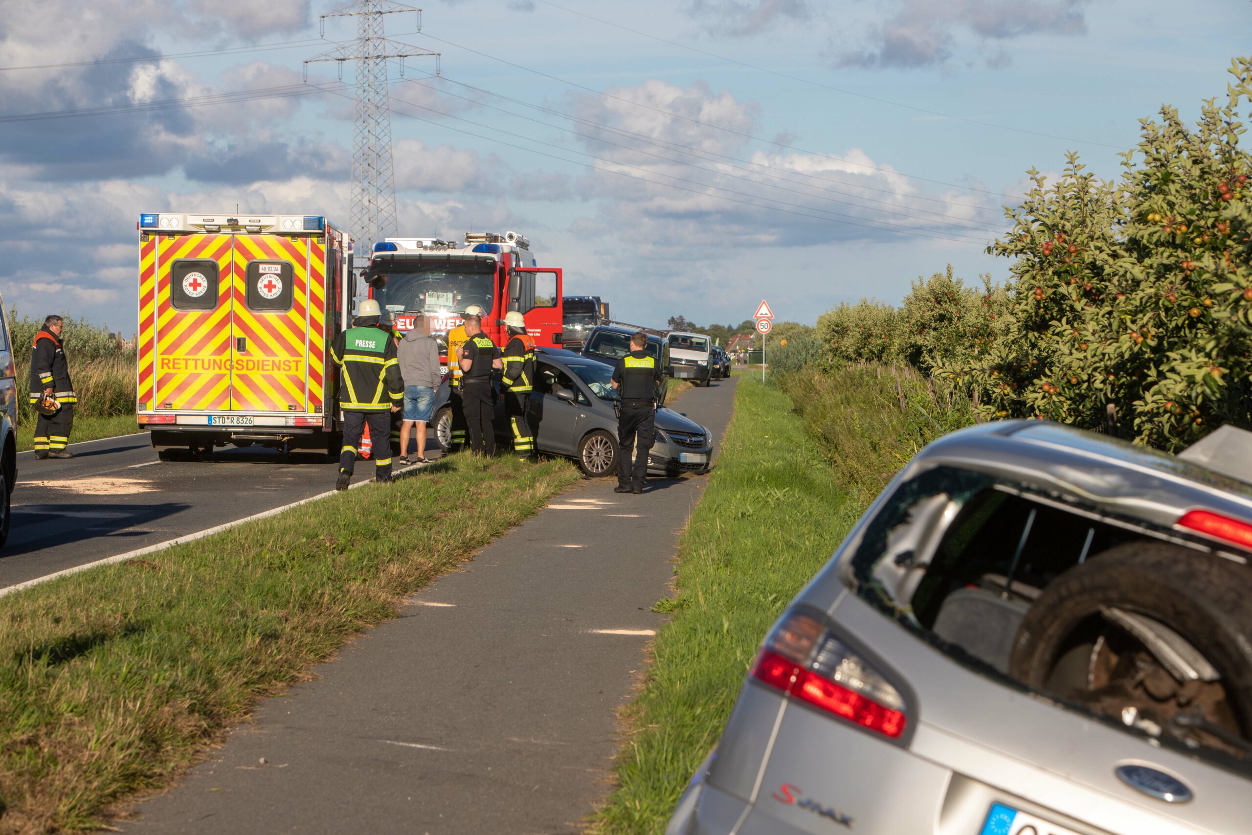 Unfall auf Landstraße bei Hamburg – vier Verletzte, darunter zwei Kinder