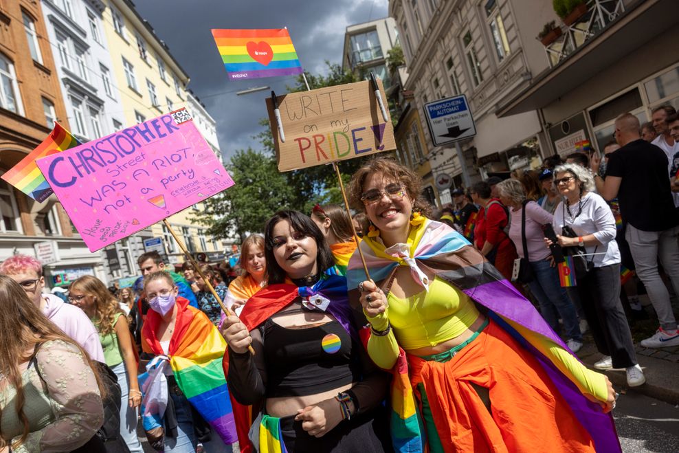 Tami (15,l) und Katharine (17) haben konkrete Forderungen an die Gesellschaft.