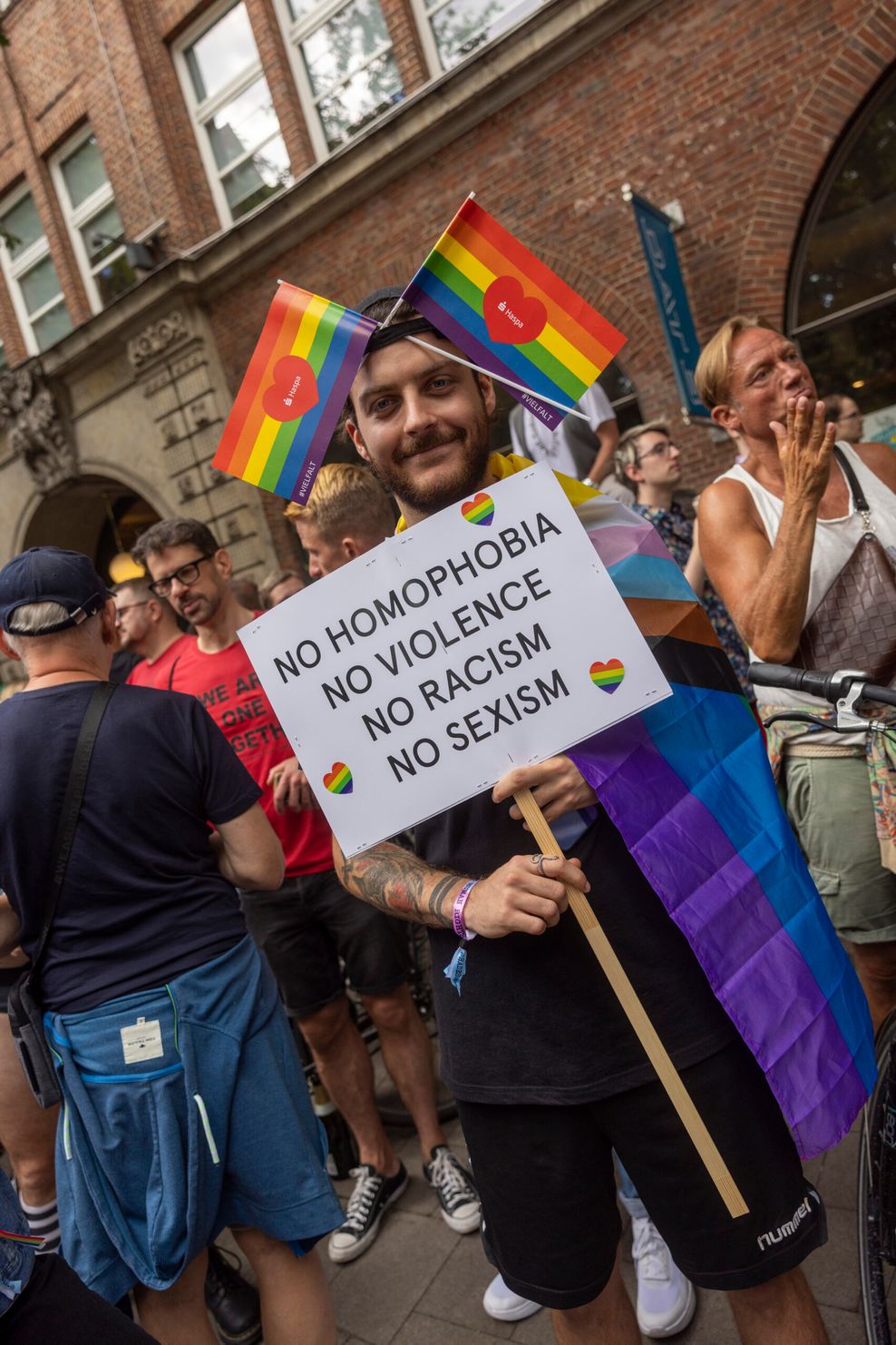 Nico (23) spricht sich nicht nur gegen Homophobie, Gewalt, Rassismus und Sexismus aus, sondern hat noch eine weitere Forderung.