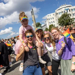 Julia (38,r) und ihre Freundinnen zeigen Hanna (6) den bunten Hamburger CSD.