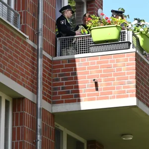 In Hamburg: Kleinkind stürtzt von Balkon sieben Meter in die Tiefe