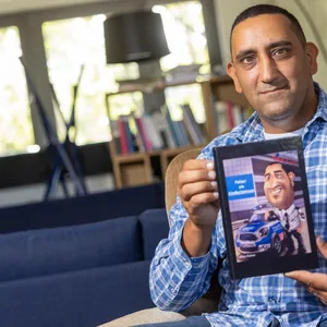 Oktay Özdemir hat ein Buch über seinen Weg zur Hamburger Polizei geschrieben.