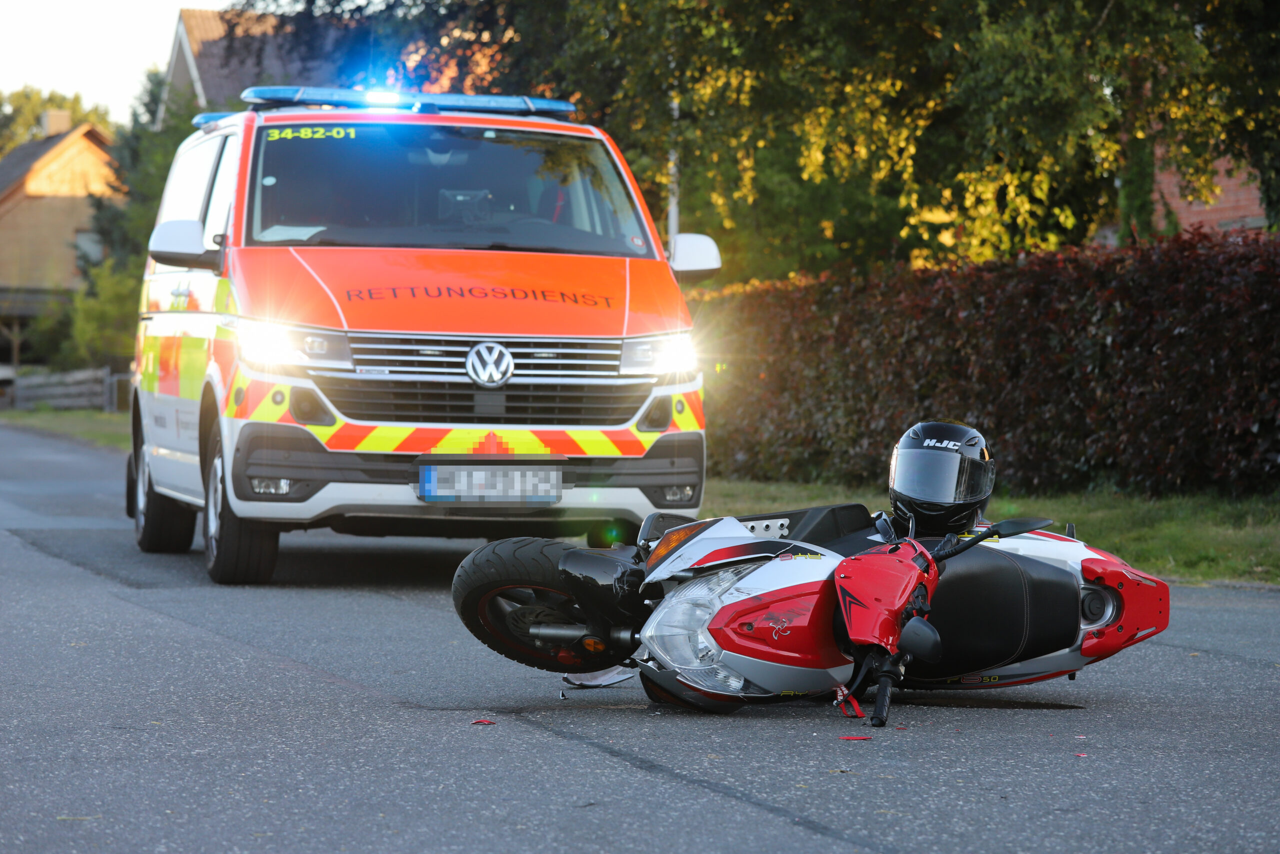 Ein 16-jähriger Rollerfahrer hat sich bei einem Unfall im Kreis Pinneberg schwer verletzt.