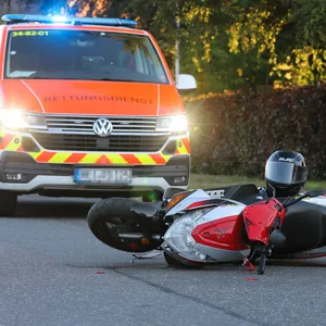 Ein 16-jähriger Rollerfahrer hat sich bei einem Unfall im Kreis Pinneberg schwer verletzt.